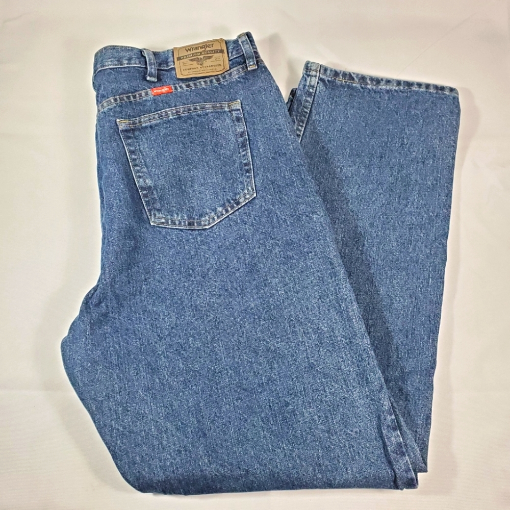 Wrangler Men's Size 44x32 Blue Straight Leg Medium Wash 100% Cotton Denim Jeans.